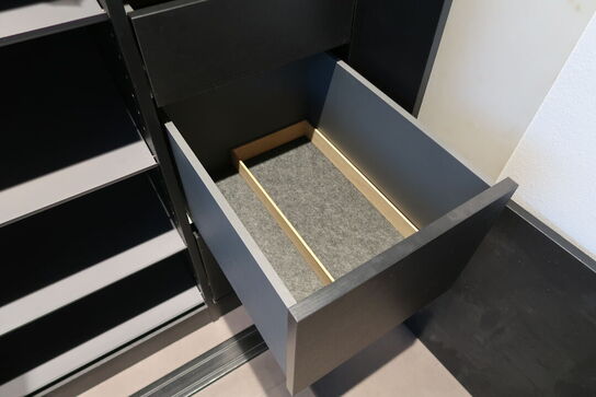 Kvik Garderobe indretning med skydelåger