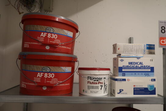 Stålreol med indhold 