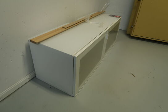 Væghængt skab med 2 låger 