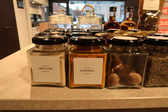 Stort parti krydderier