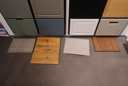 Vægplader med parti Låger, bordpladeprøver, greb m.m. 