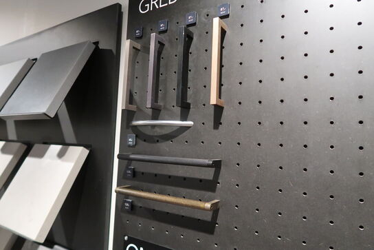 Vægplader med parti Låger, bordpladeprøver, greb m.m. 