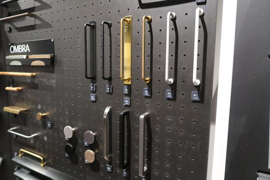 Vægplader med parti Låger, bordpladeprøver, greb m.m. 