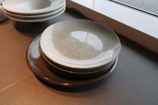 Diverse tallerkner og skåle