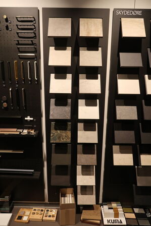 Vægplader med parti Låger, bordpladeprøver, greb m.m. 