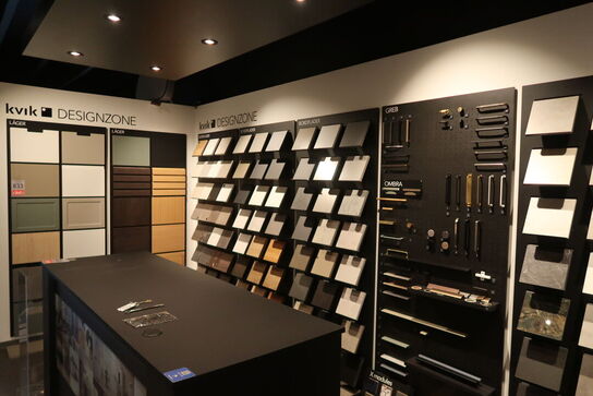 Vægplader med parti Låger, bordpladeprøver, greb m.m. 