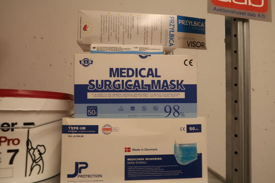 Stålreol med indhold 