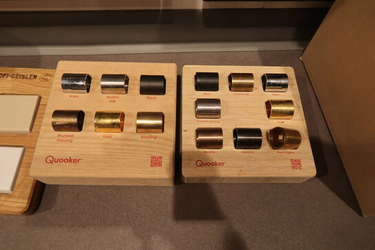 Vægplader med parti Låger, bordpladeprøver, greb m.m. 