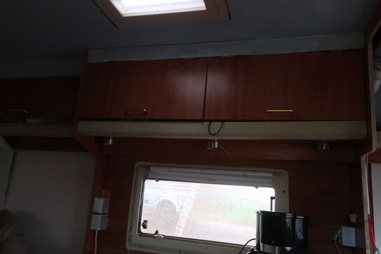 Campingvogn HOBBY 460 med indhold