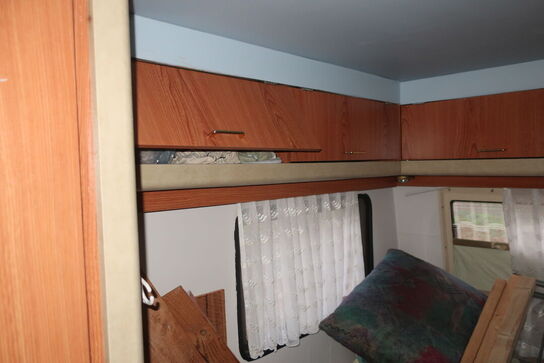 Campingvogn HOBBY 460 med indhold