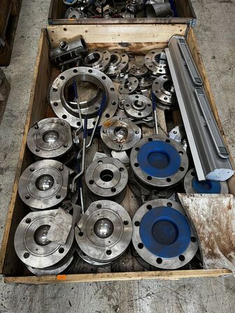 Palle med div. Varelager og reservedele