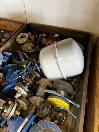 Palle med div. Varelager og reservedele