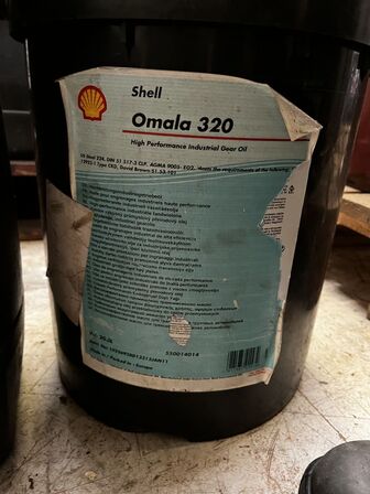 2 stk. dunke med olie/fedt SHELL, CAT