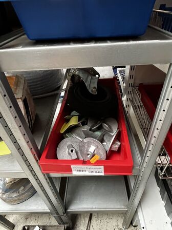 1 fag lagerreol med div. Varelager og reservedele