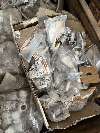 Palle med div. Varelager og reservedele