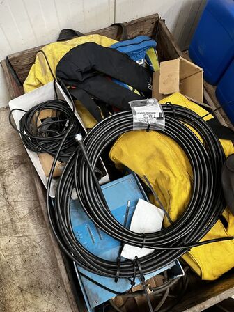 Palle med div. Varelager og reservedele