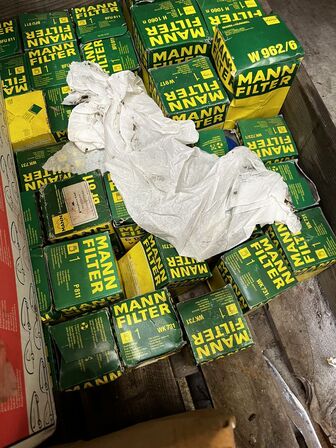 Palle med div. Varelager og reservedele