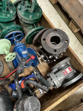 Palle med div. Varelager og reservedele