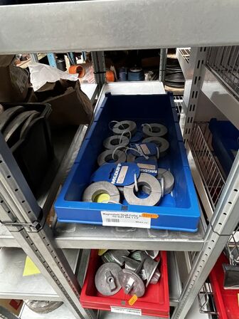 1 fag lagerreol med div. Varelager og reservedele