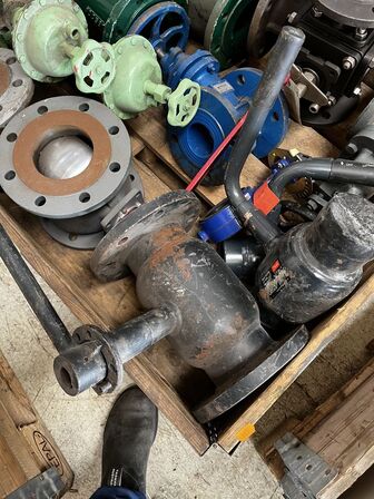 Palle med div. Varelager og reservedele