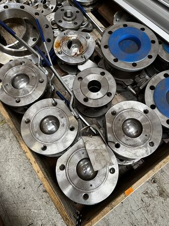 Palle med div. Varelager og reservedele