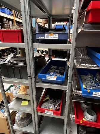 1 fag lagerreol med div. Varelager og reservedele