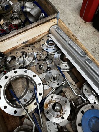 Palle med div. Varelager og reservedele