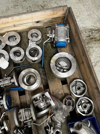 Palle med div. Varelager og reservedele