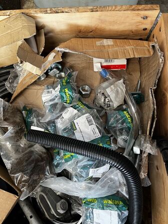 Palle med div. Varelager og reservedele