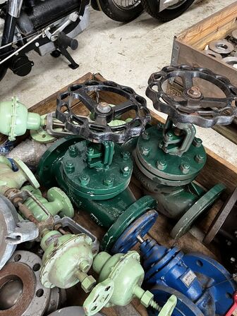 Palle med div. Varelager og reservedele