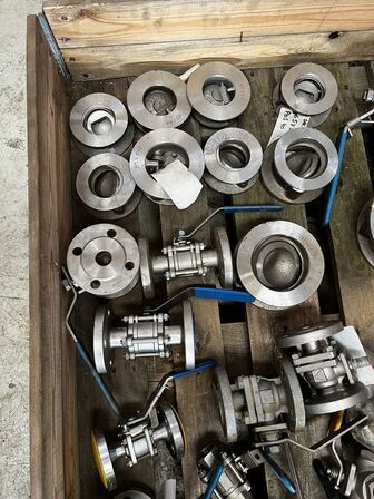 Palle med div. Varelager og reservedele