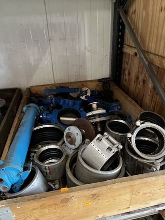 Palle med div. Varelager og reservedele