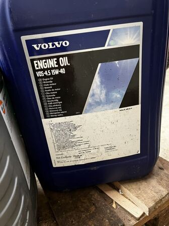 2 stk. dunke olie VOLVO VDS-4.5 15W-40, GULF EP LUBRICANT HD 150