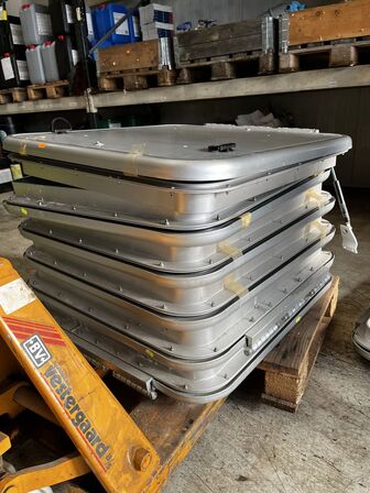 Palle med div. Varelager og reservedele