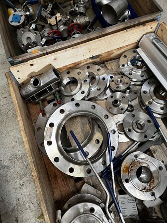 Palle med div. Varelager og reservedele