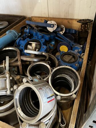 Palle med div. Varelager og reservedele