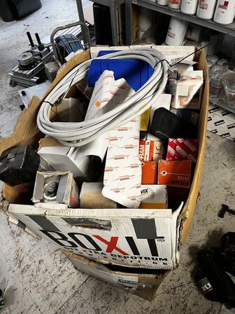 Kasse med div. Varelager