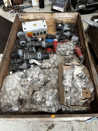 Palle med div. Varelager og reservedele