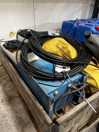 Palle med div. Varelager og reservedele