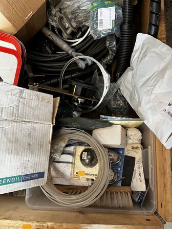 Palle med div. Varelager og reservedele