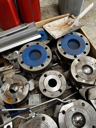 Palle med div. Varelager og reservedele