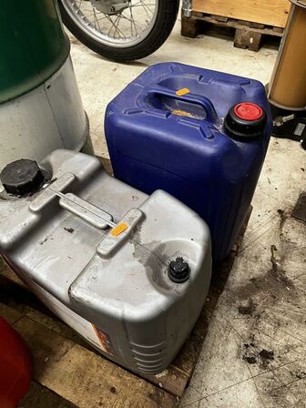 2 stk. dunke olie VOLVO VDS-4.5 15W-40, GULF EP LUBRICANT HD 150