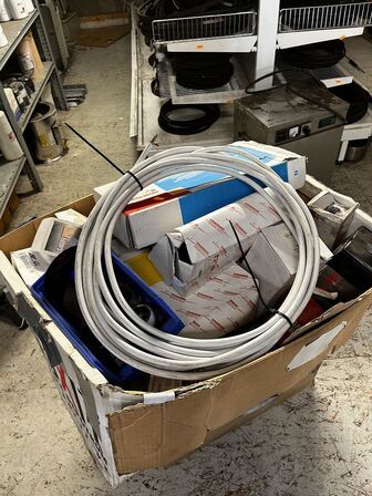 Kasse med div. Varelager