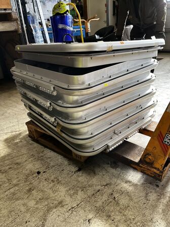 Palle med div. Varelager og reservedele