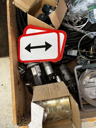 Palle med div. Varelager og reservedele