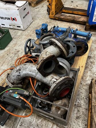 Palle med div. Varelager og reservedele