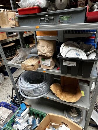 1 fag lagerreol med div. Varelager og reservedele