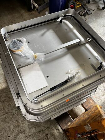 Palle med div. Varelager og reservedele