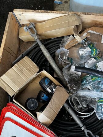 Palle med div. Varelager og reservedele