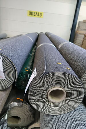 1 rulle gulvtæppe HIT